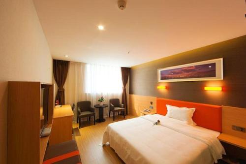 En eller flere senge i et værelse på 7Days Premium Jingjiang Fuhai New World Bus Station
