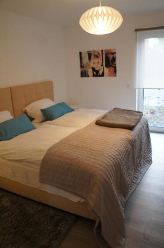 1 Schlafzimmer mit 2 Betten und einem Kronleuchter in der Unterkunft Bisping33 - Beletage in Ascheberg