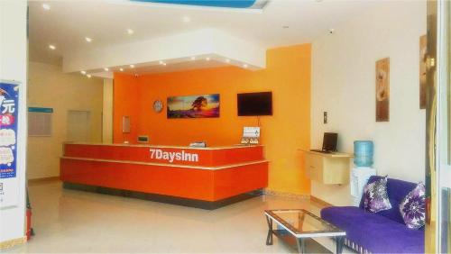 The lobby or reception area at 7Days Inn Langzhong Seven Mile Avenue
