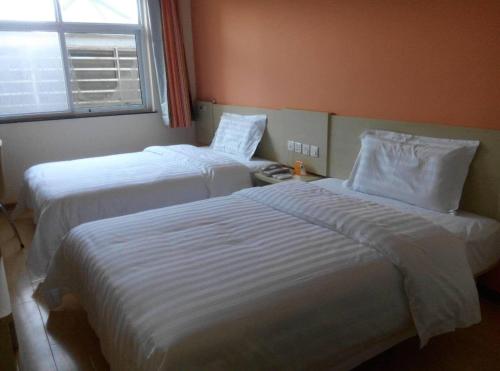 En eller flere senge i et værelse på 7Days Inn Yanan East Street Bus Station