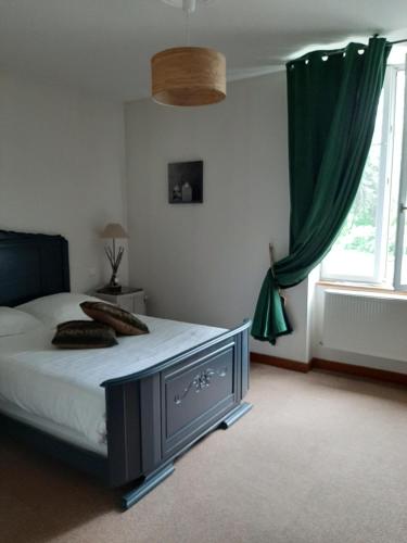 Postel nebo postele na pokoji v ubytování L'Auberge du Tire Bouchon