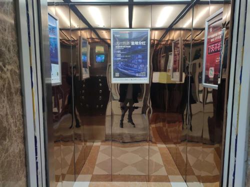 uma vitrine de uma loja com uma mulher de vestido em 7Days Inn Xuancheng High Speed Station em Xuancheng