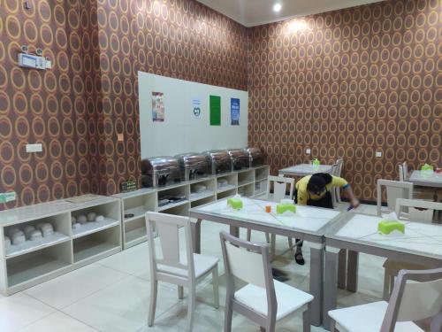 A restaurant or other place to eat at 7Days Inn Xuancheng High Speed Station