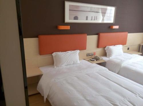 Ліжко або ліжка в номері 7Days Premium Shaoguan Shixing Road
