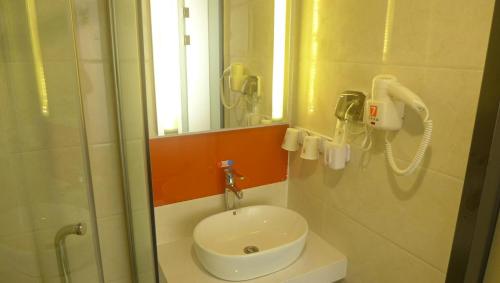 y baño con lavabo y ducha. en 7Days Premium Tangshan Xinhua Road University of science and engineering en Tangshan