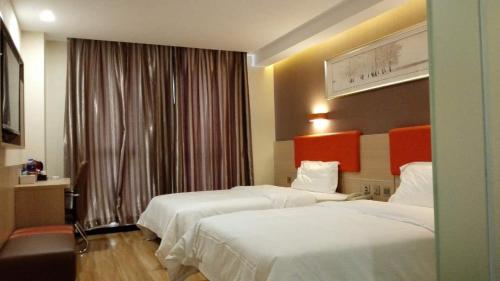 Säng eller sängar i ett rum på 7Days Premium Tangshan Xinhua Road University of science and engineering