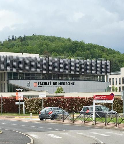 a building with a sign that reads lecture be medicine at Studio en face Hopital Nord avec terrasse in Saint-Priest-en-Jarez