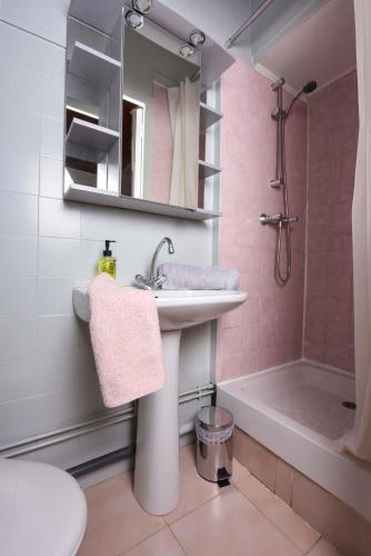 La salle de bains rose est pourvue d'un lavabo et d'une baignoire. dans l'établissement Aux pieds de la Bonne Mère - Centre - Wifi, à Marseille