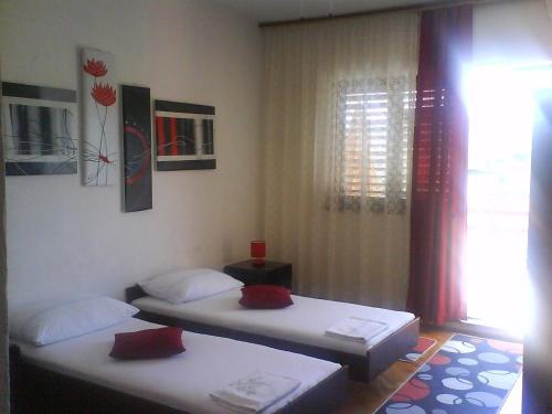 2 camas individuais num quarto com uma janela em Apartment Marino - large terrace em Marina