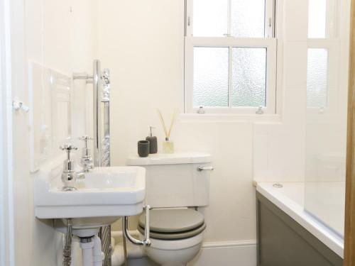 ein weißes Badezimmer mit Toilette und Waschbecken in der Unterkunft 7 Monkmoor Road in Shrewsbury