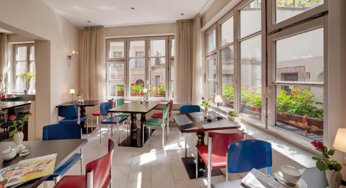 Hotel am Rathaus tesisinde bir restoran veya yemek mekanı