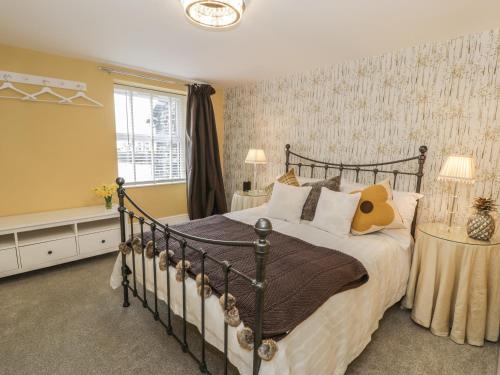 una camera da letto con un letto nero e una finestra di Llys Madoc a Porthmadog