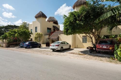 una strada con auto parcheggiate davanti a una casa di Villas Akalan a Tulum