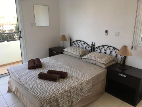 twee bedden in een slaapkamer met twee handdoeken erop bij Luxury Villa - Private Pool and Wifi Perfect location for a holiday in Protaras