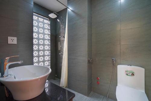 Kylpyhuone majoituspaikassa The Lit Villa Hoi An