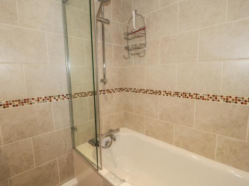 une salle de bain avec douche et baignoire dans l'établissement Fishermans Cottage, à Conwy