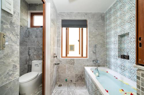Ένα μπάνιο στο An Nhien Boutique Villa