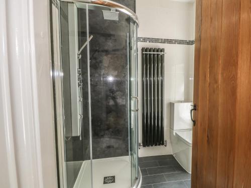um chuveiro com uma porta de vidro na casa de banho em Elsa em Lancaster