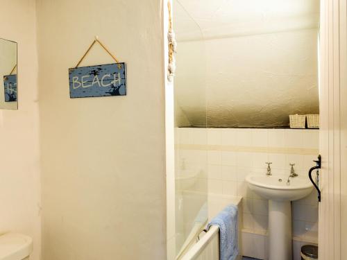 łazienka z toaletą i umywalką w obiekcie Hele Stone Cottage w mieście Launceston