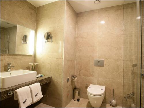 Ванная комната в RYS Hotel