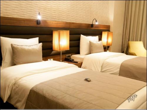 a hotel room with two beds and two lamps at RYS Hotel in Edirne