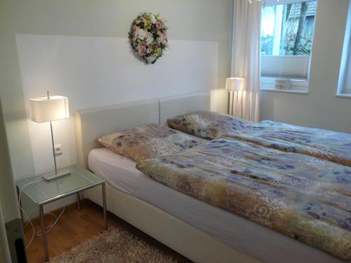 1 dormitorio con cama, mesa y ventana en Haus mit Aussicht, en Horn-Bad Meinberg