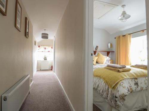 - une chambre avec un grand lit et une fenêtre dans l'établissement 25 Parragate Road, à Cinderford