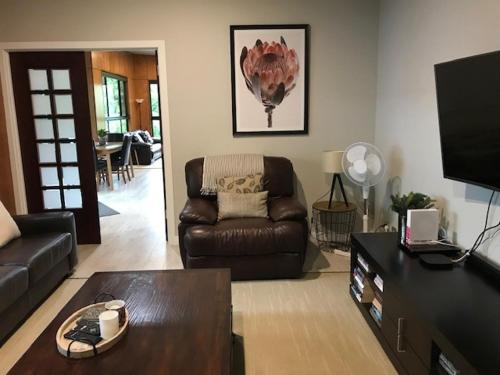 
A seating area at Springbrook25 Pet friendly House
