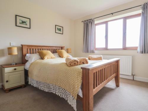 A bed or beds in a room at Blaen Henllan