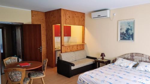 a bedroom with a bed and a table and a chair at Apartmani Smiljanic Sokobanja in Soko Banja