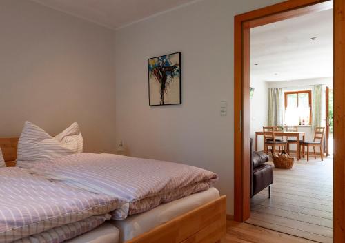 1 dormitorio con 1 cama y comedor en Ferienwohnung Weinkutscher, en Obermixnitz