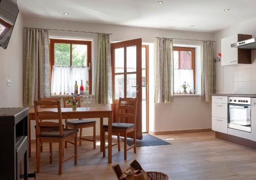 a kitchen and dining room with a table and chairs at Ferienwohnung Weinkutscher in Obermixnitz