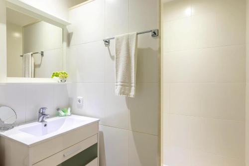 A bathroom at Piso Carles by Sealand Villas
