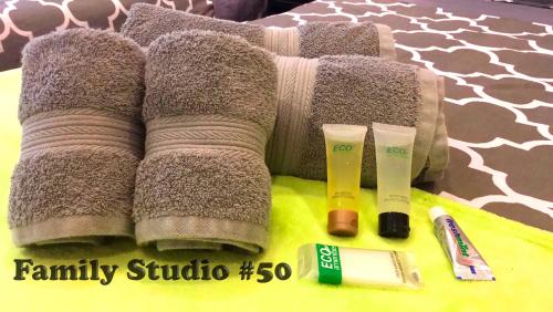 un mucchio di asciugamani e cosmetici su un tavolo di NYC Empire Apartments a New York