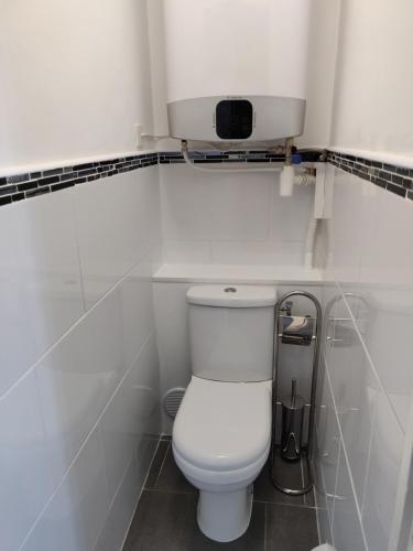 La salle de bains est pourvue de toilettes et d'une caméra murale. dans l'établissement Clubber Naturiste Design, au Cap d'Agde