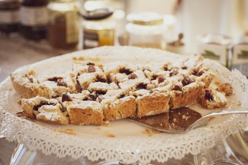 a cake sitting on a plate with a spatula at Il Mandorlo - Agriturismo e Azienda Agricola Ferrato in Ancona