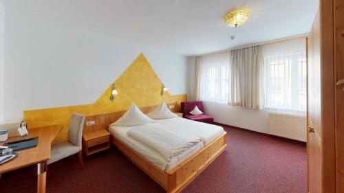 Tempat tidur dalam kamar di Blochums Gasthof Hirsch