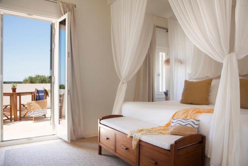 Letto o letti in una camera di Torralbenc, a Small Luxury Hotel of the World