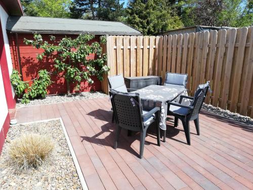 een terras met een tafel en stoelen bij Sahlenburger Ferienhaus in Cuxhaven