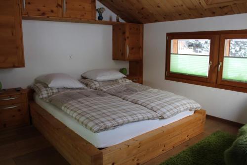 ein Schlafzimmer mit einem großen Bett in einem Zimmer in der Unterkunft Chalet Gädi in Zermatt