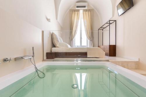 Majoituspaikassa Palazzo Mascetti Executive Rooms tai sen lähellä sijaitseva uima-allas