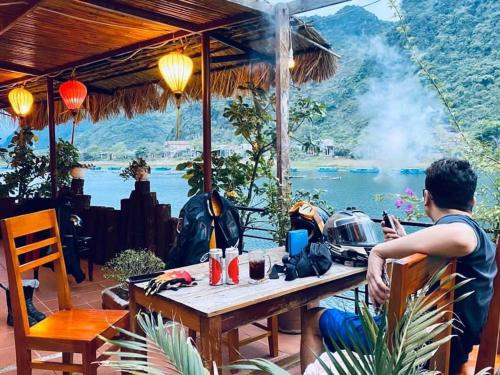 A restaurant or other place to eat at Phong Nha Coco Riverside