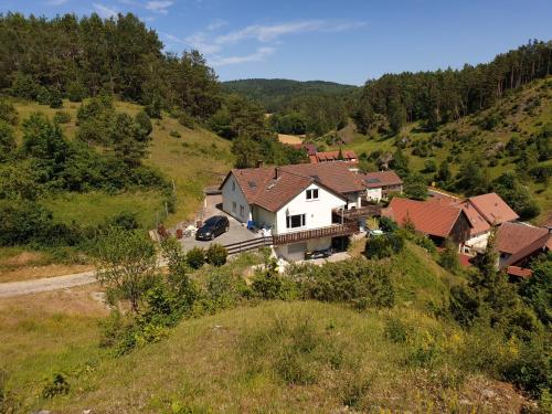 uma vista aérea de uma casa numa colina em Haus Goldfuß em Pottenstein