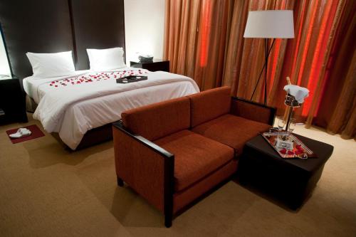 a hotel room with a bed and a chair at Hotel Casino Magic in Neuquén