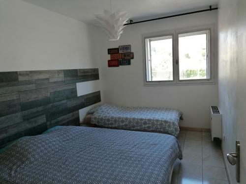 deux lits jumeaux dans une chambre avec fenêtre dans l'établissement Terrasse Vue Mer Plage à 50 m Parking, à Nice