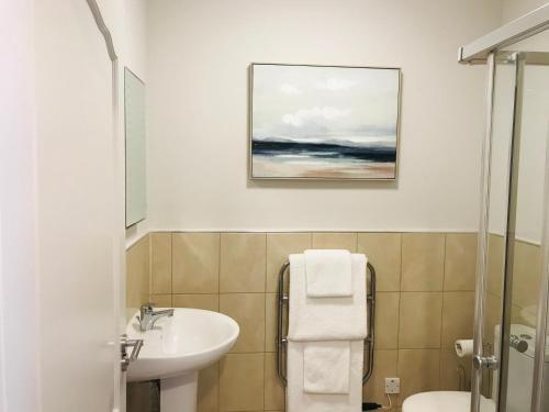 3 Argyle Place في دورنوش: حمام مع حوض ومرحاض