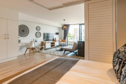 1 dormitorio con una puerta que conduce a la sala de estar en MONDAINE CENTRAL LUXURIOUS SPACIOUS AND TRENDY, en Ciudad del Cabo