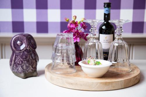 a table with wine glasses and a bottle of wine at Boerenhofstede de Overhorn in Weesp