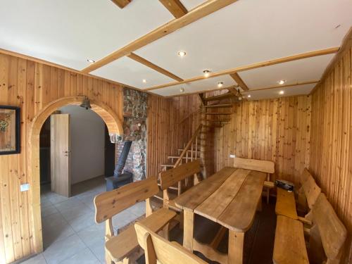 - une salle à manger avec une table et des chaises en bois dans l'établissement Villa in Vistytis, à Vištytis