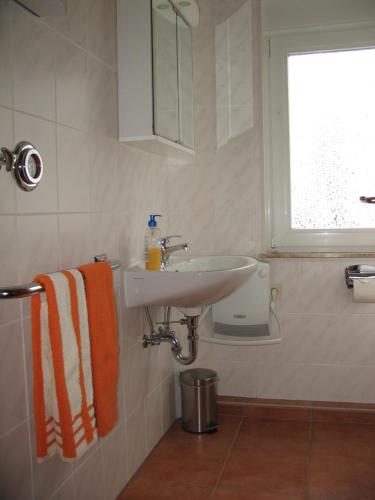 baño con lavabo y ventana en Ferienhaus Haus am Medebach, en Olsberg